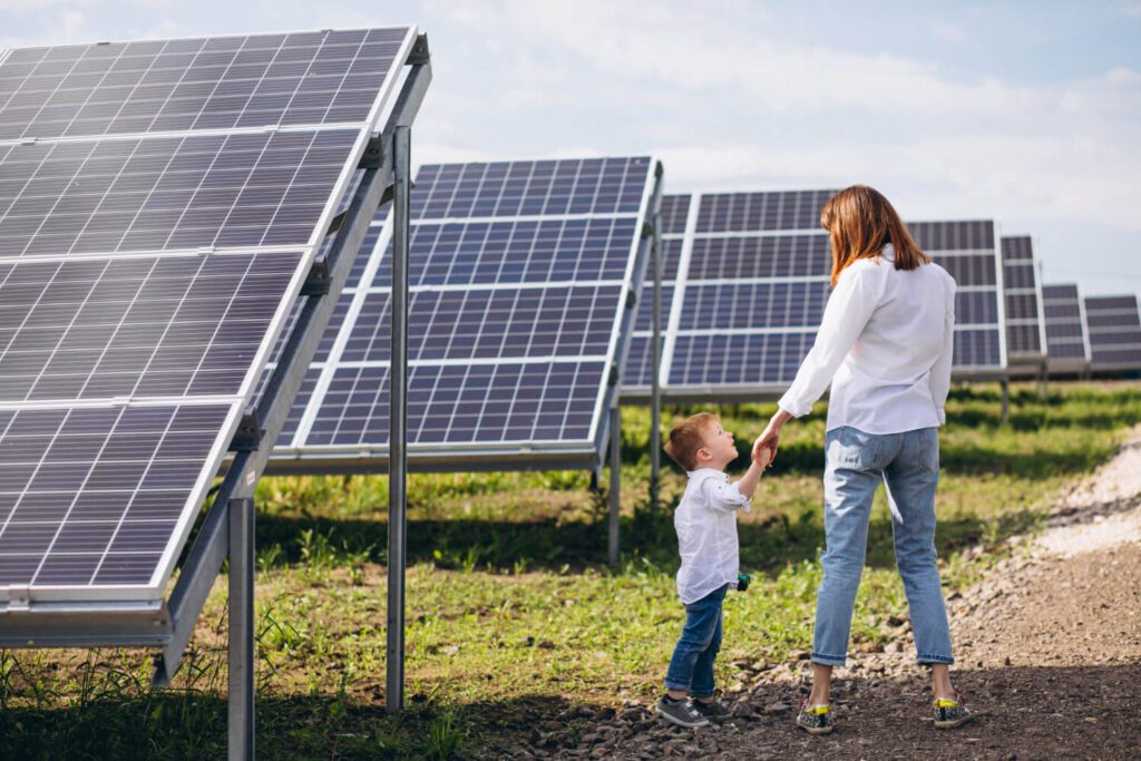 madre con su hijo en planta fotovoltaica de energia solar